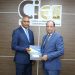 Senador Julito Fulcar entrega ejemplar del Plan Estratégico de Desarrollo Sostenible de Peravia a jueces del pleno de la JCE