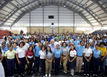 Presidente Abinader dialoga con más de 350 estudiantes y reafirma compromiso con educación y oportunidades para la juventud