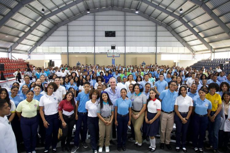Presidente Abinader dialoga con más de 350 estudiantes y reafirma compromiso con educación y oportunidades para la juventud