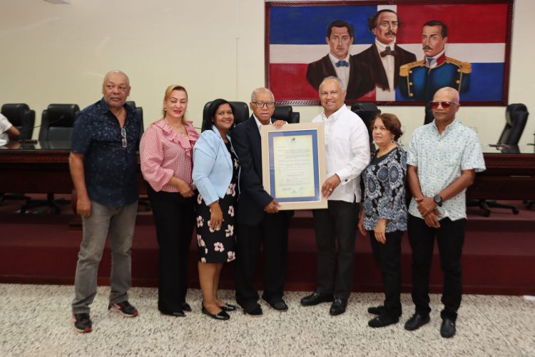 Ayuntamiento de Baní reconoce al periodista Fidias Mateo como Hijo Meritorio del municipio