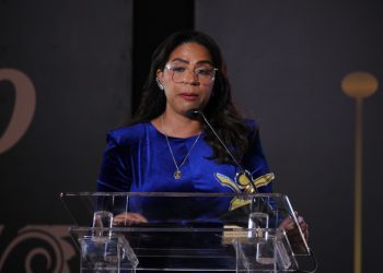 Premio Vive Sano reconoce a la periodista Carol G. Martínez Medina, docente de la UCSD, por su aporte al periodismo de salud