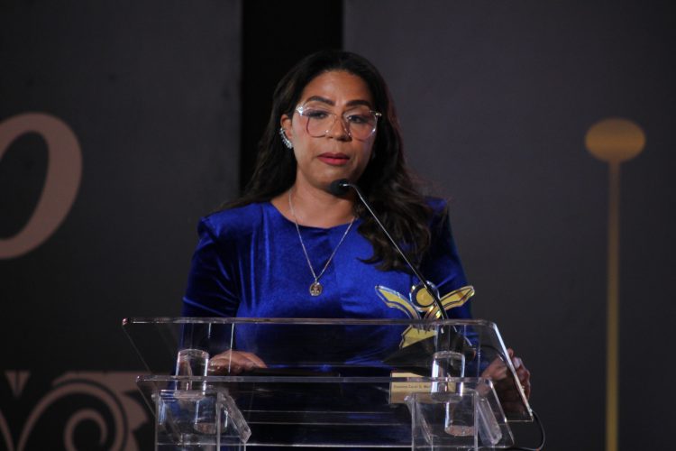 Premio Vive Sano reconoce a la periodista Carol G. Martínez Medina, docente de la UCSD, por su aporte al periodismo de salud