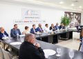 Julito Fulcar presenta el Plan Estratégico Peravia 2025-2055 durante almuerzo con Grupo de Comunicaciones Corripio.