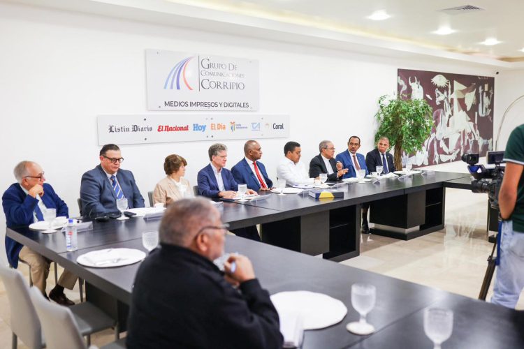 Julito Fulcar presenta el Plan Estratégico Peravia 2025-2055 durante almuerzo con Grupo de Comunicaciones Corripio.