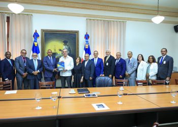 Presidente Luís Abinader se reúne con el Senador Julito Fulcar y el Comité Gestor del Plan Estratégico de Peravia 2025-2055