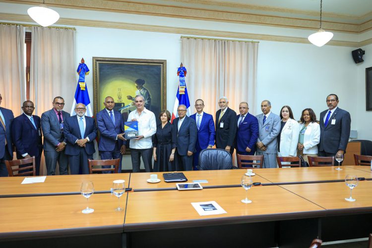 Presidente Luís Abinader se reúne con el Senador Julito Fulcar y el Comité Gestor del Plan Estratégico de Peravia 2025-2055