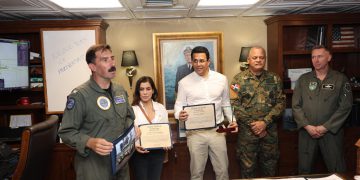Ministro David Collado y la embajadora Leah Campos realizan visita al portaaviones USS Nimitz