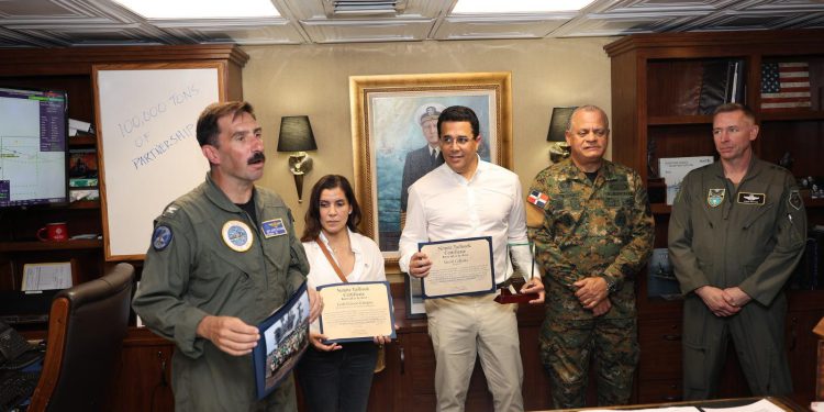Ministro David Collado y la embajadora Leah Campos realizan visita al portaaviones USS Nimitz