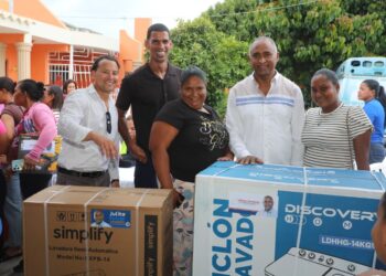 Miles de madres de Peravia participan en gran sorteo especial organizado por la Oficina del Senador Julito Fulcar