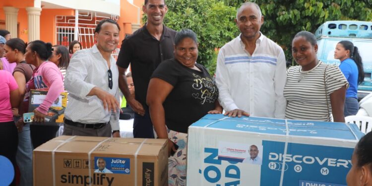Miles de madres de Peravia participan en gran sorteo especial organizado por la Oficina del Senador Julito Fulcar